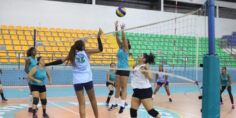 Equipe feminina de vôlei joga etapa São Salvador da LIV em Campos dos Goytacazes